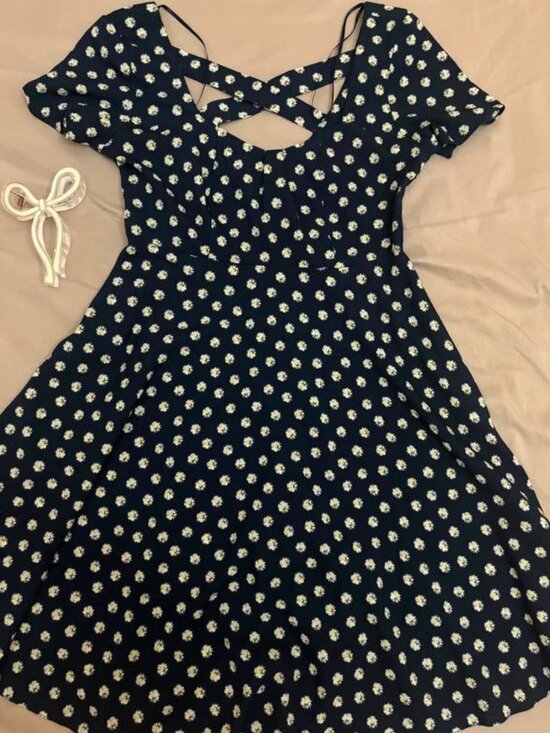 Dresses & Skirts - Black Daisy Floral Dress
